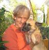Dave fait un calin a un berger allemand chien guide