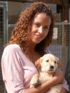 noémie lenoir avec un labrador dans ses bras