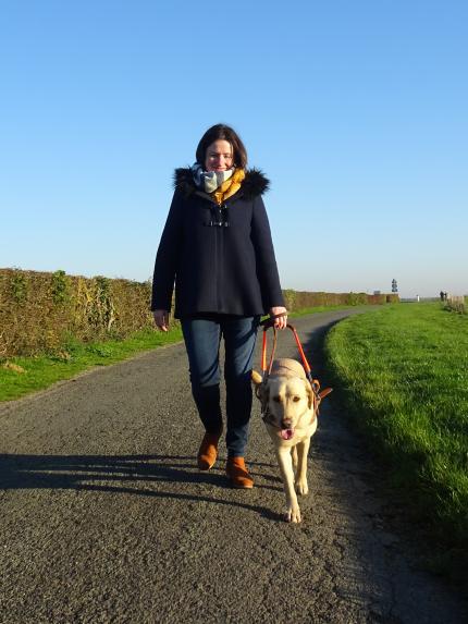 Corinne pose avec Osan, son chien guide d'aveugle